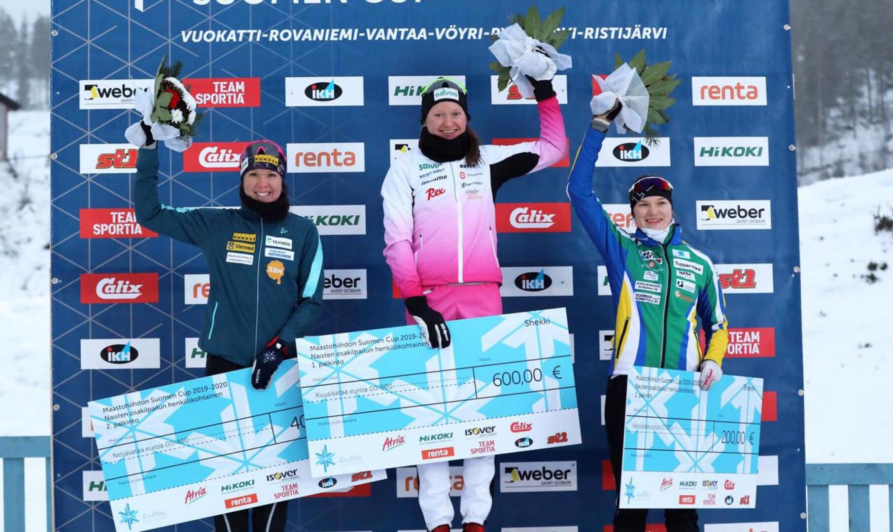 Tiia Olkkonen (oikealla) on tällä kaudella noussut palkintokorokkeelle myös naisten pääsarjassa. Rovaniemen Suomen Cupin sprintissä hänen edellään olivat vain Johanna Matintalo ja Kerttu Niskanen.