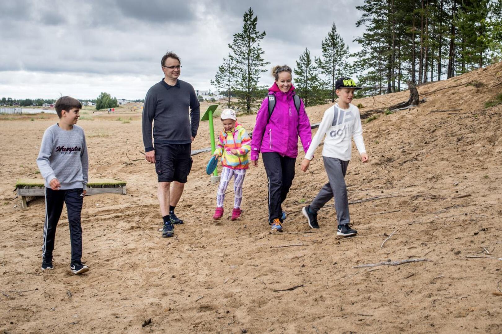 Isoniemen perhe Kalajoen hiekoilla.