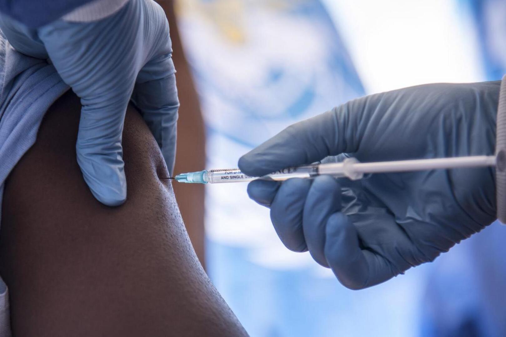Kokeellinen ebolarokote ei ole läheskään valmis, mutta sitä pidetään torjuntakeinoista lupaavimpana.  Sairautta vastaan rokotetaan epidemia-alueella Kongon demokraattisessa tasavallassa. 