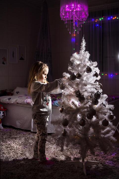 Ensimmäinen joulukuusi Saraluhdan perheeseen pystytettiin jo lokakuussa neljävuotiaan Mennin huoneeseen.
