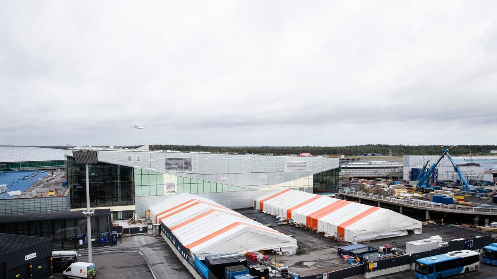 Finavia ylläpitää yhteensä 21 lentokenttää Suomessa. Helsinki-Vantaan laajennusta jatketaan pandemian aiheuttamasta matkustajakadosta huolimatta.
