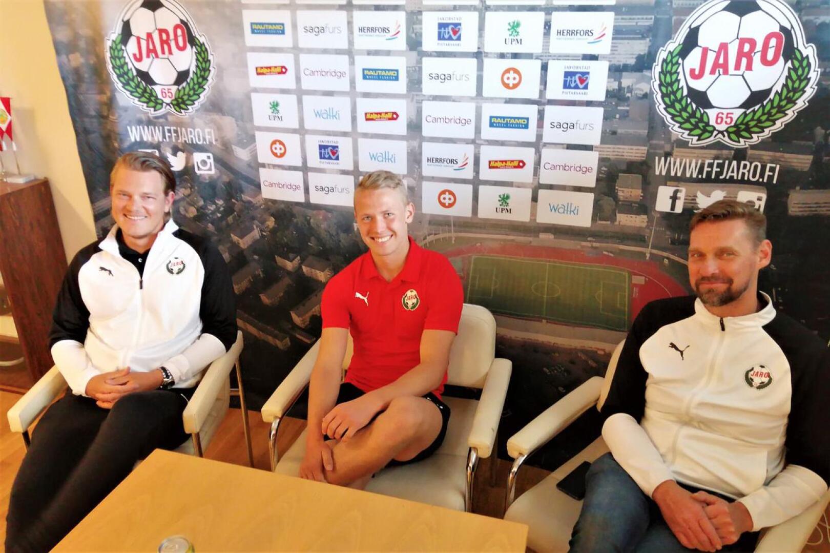 Valmentaja Jonas Portinilla, monitoimipelaaja Jim Myrevikillä sekä päävalmentaja Niklas Käckolla olivat hymyt herkässä. 