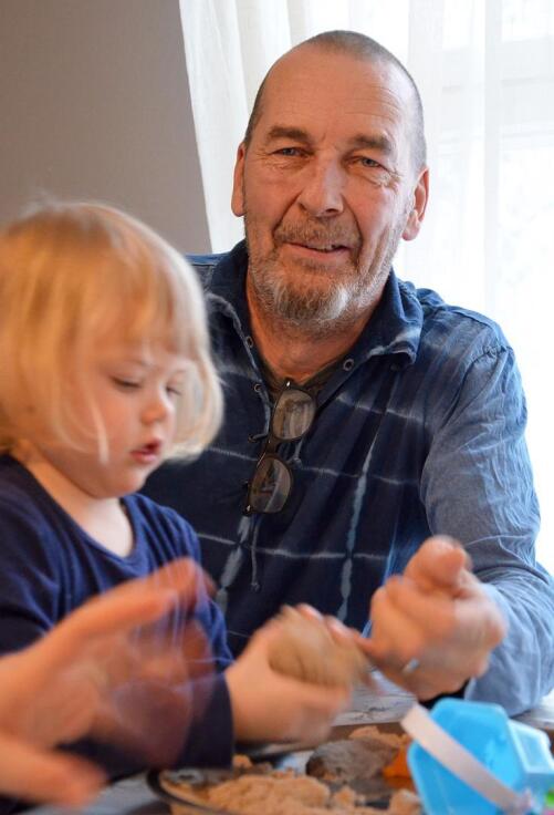 Jorma-isä ja Maija leipomassa taikahiekkakakkuja.