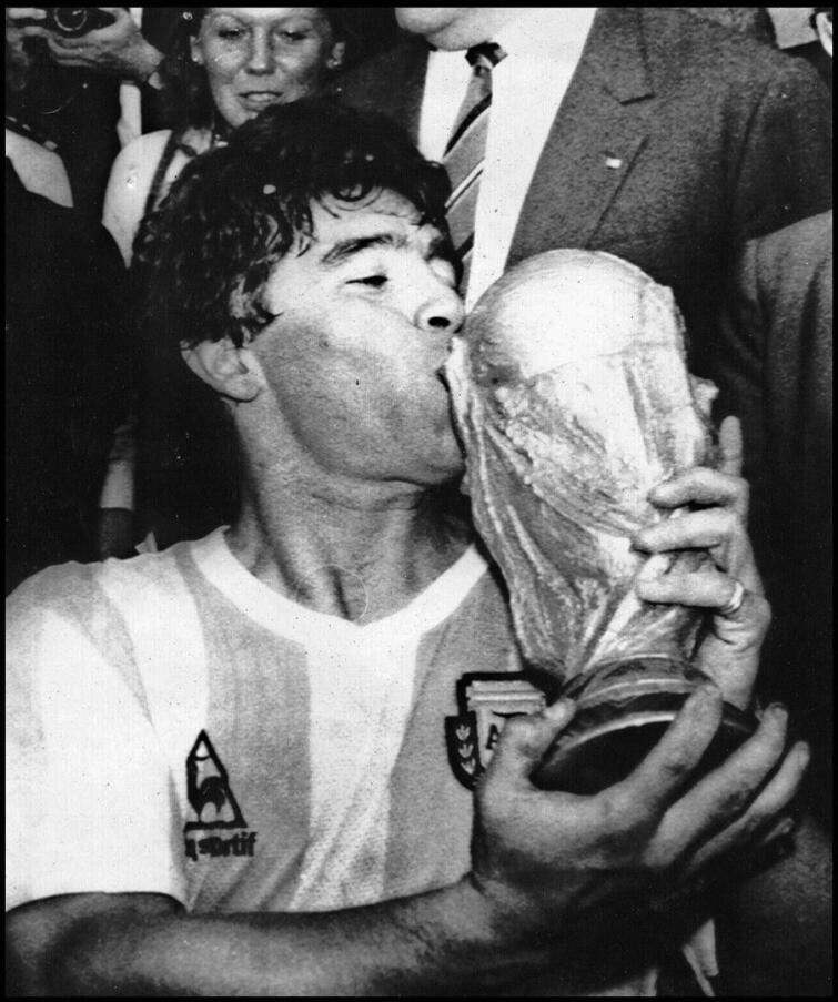 Maradona suuteli pokaalia ja juhli maailmanmestaruutta 1986 Meksikossa.