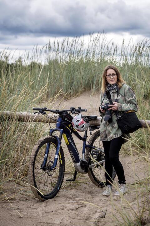 Miia Parviainen kulkee pyörällä töihinkin, joten etäisyys kodista Vattajan hiekkarannalle ei ole matka eikä mikään.