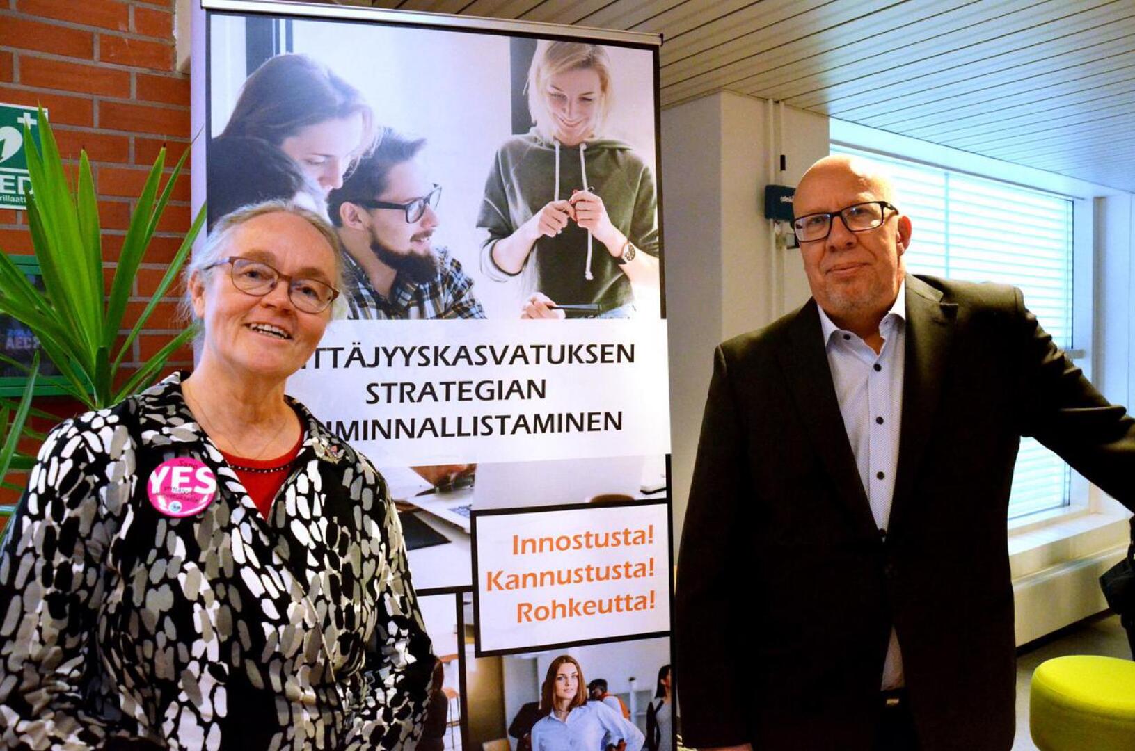 Projektipäällikkö Kaija Arhio sekä projektissa mukana oleva Centrian liiketalouden yliopettaja Pekka Paajanen pitävät tärkeänä sitä, että yrittäjyyskasvatuksen strategia viedään koulutyöhön mukaan aivan käytännön tasolle asti. 