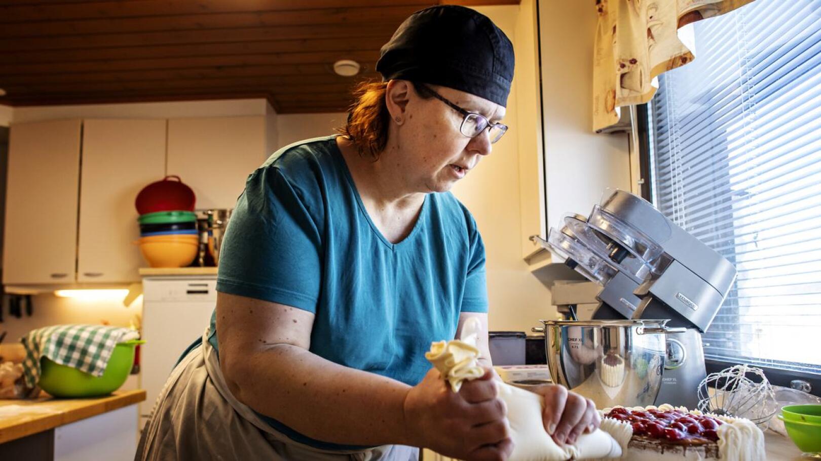 Herrala alkoi kokopäiväiseksi yrittäjäksi vuonna 2007, jolloin hänen kotiinsa remontoitiin leipomotilat. Tässä hänen käsissään valmistuu mansikkatäytekakku. 