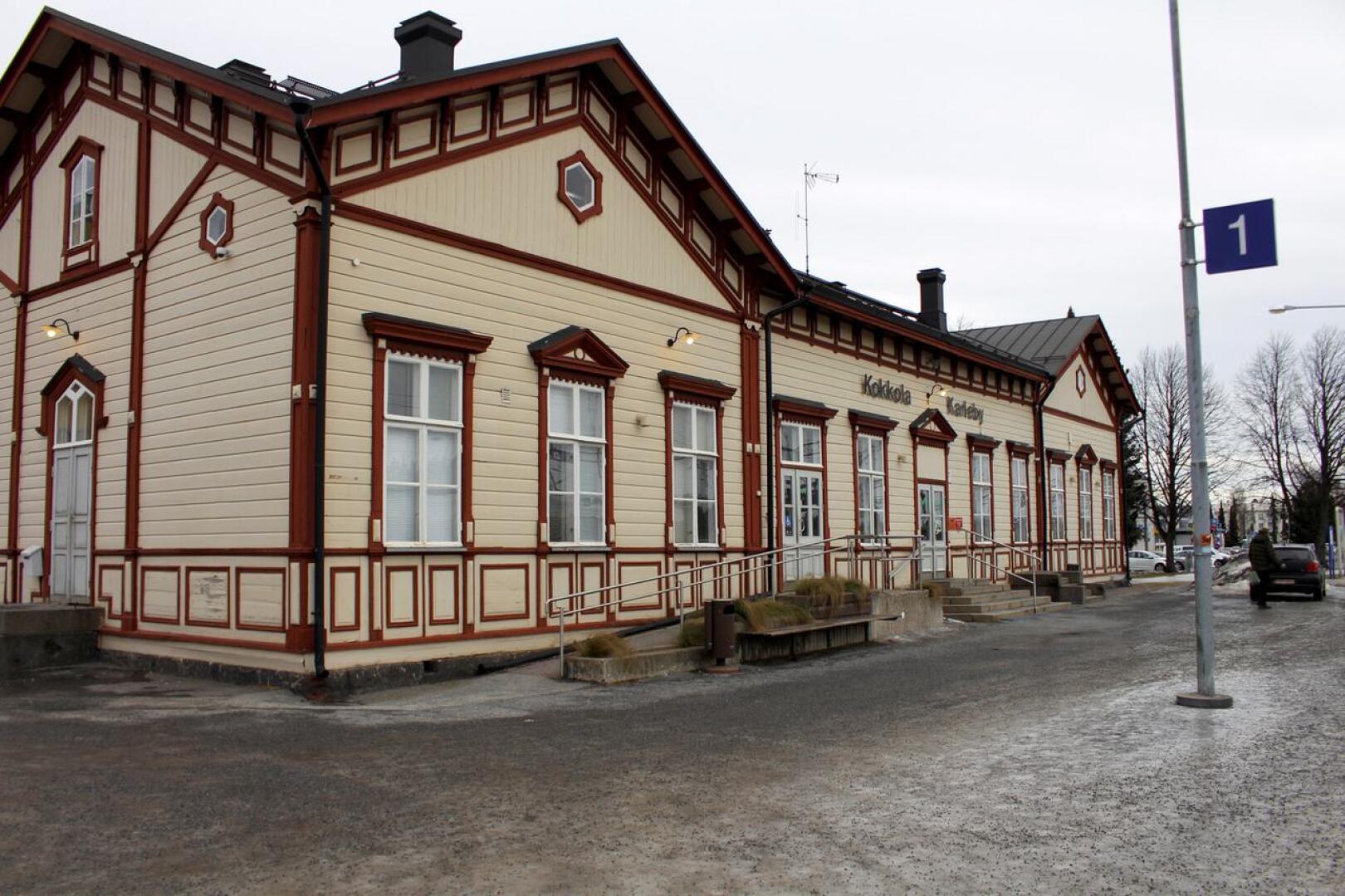 Veturinkuljettajien lakko pysäyttää Suomen junaliikenteen toistaiseksi. Kuvassa Kokkolan rautatieasema. Arkistokuva.