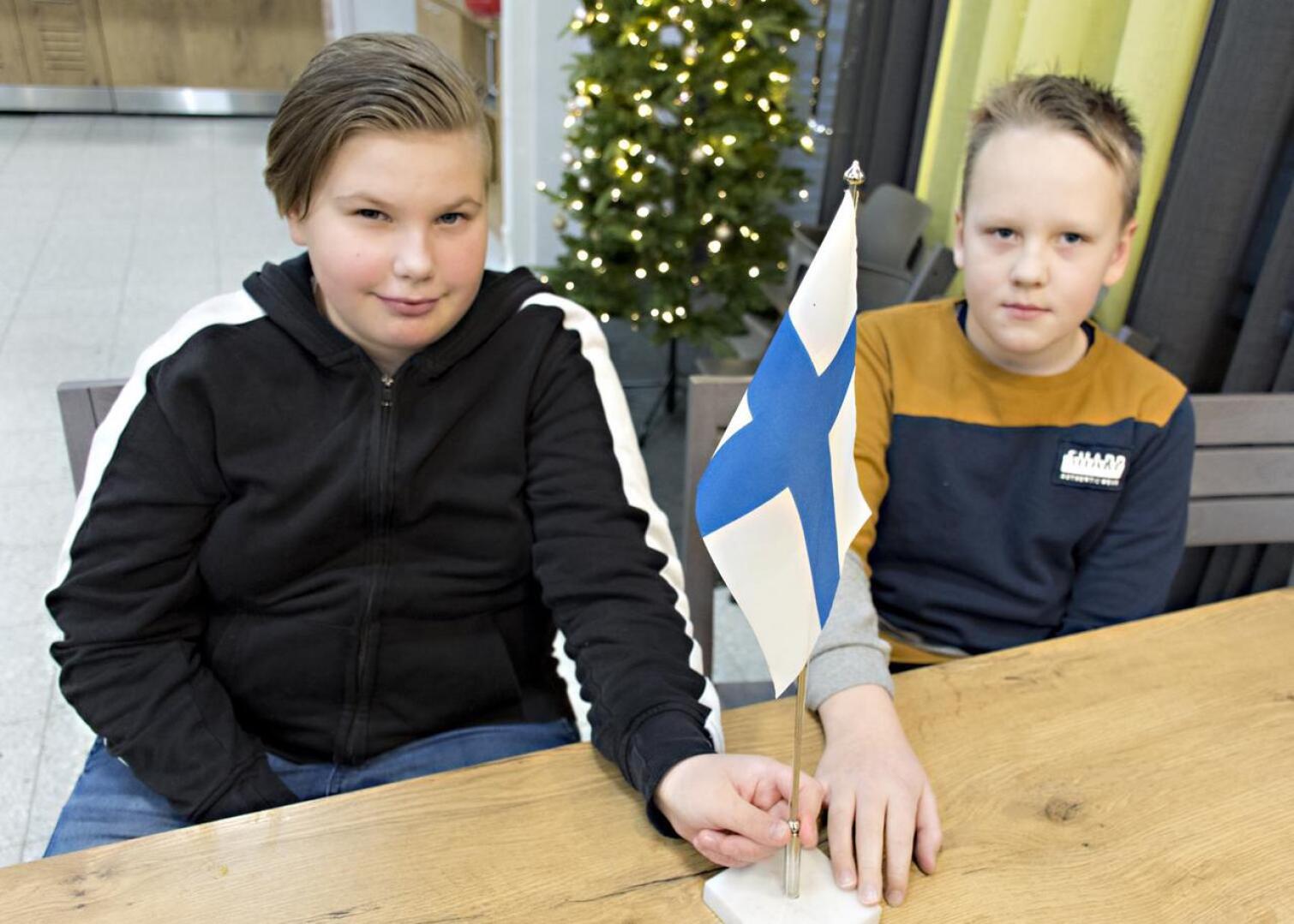 Taika Jutila ja Jaakko Vuotila edustavat tänään Kalajokea valtakunnallisessa lasten itsenäisyysjuhlassa Helsingissä.