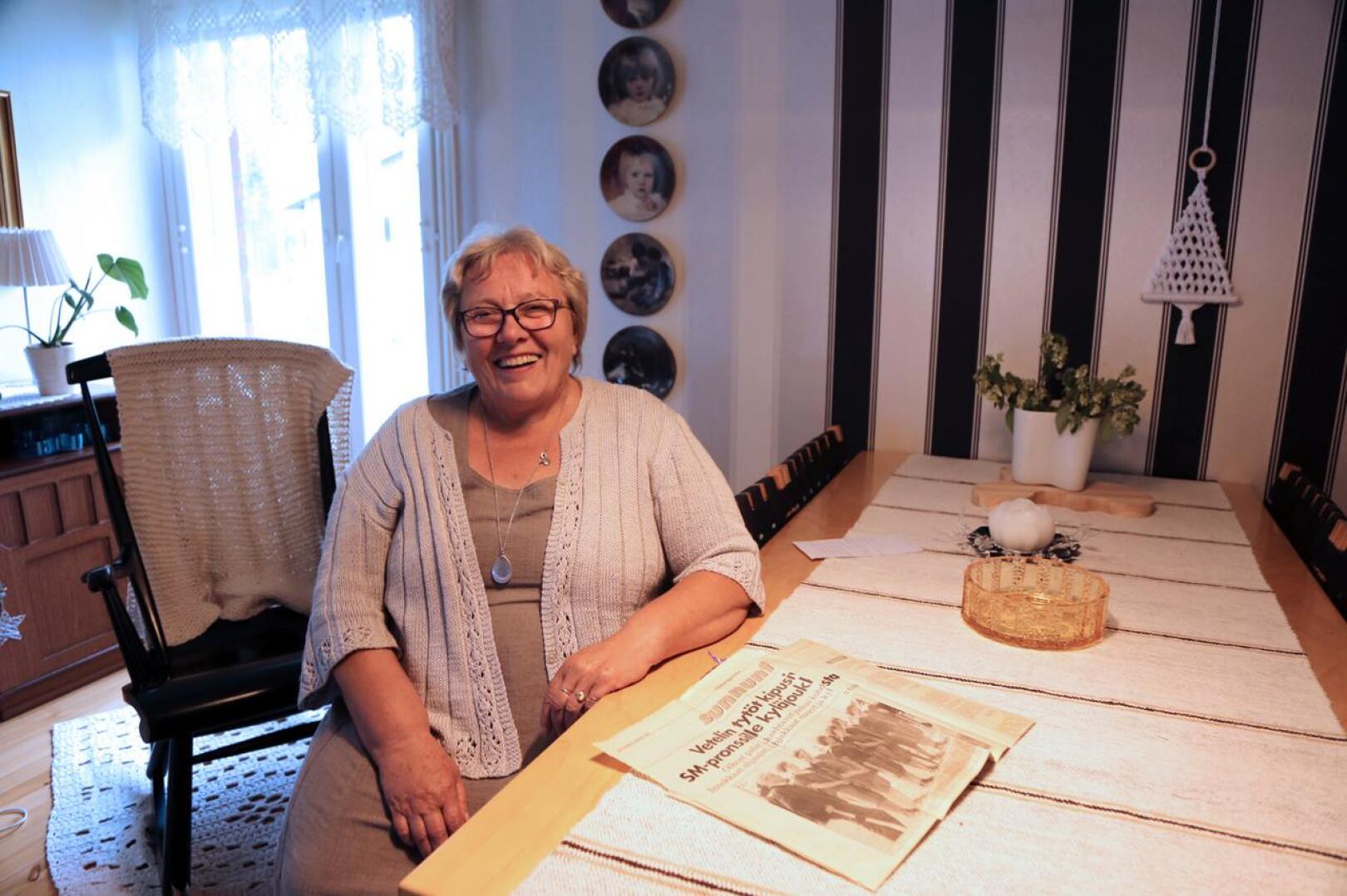 Leena Huusko kaivoi vanhan lehtileikkeen pöydälle. Jutussa kerrottiin Isonkylän tyttöjen pesäpallojoukkueesta, joka niitti 60-luvulla mainetta. 
