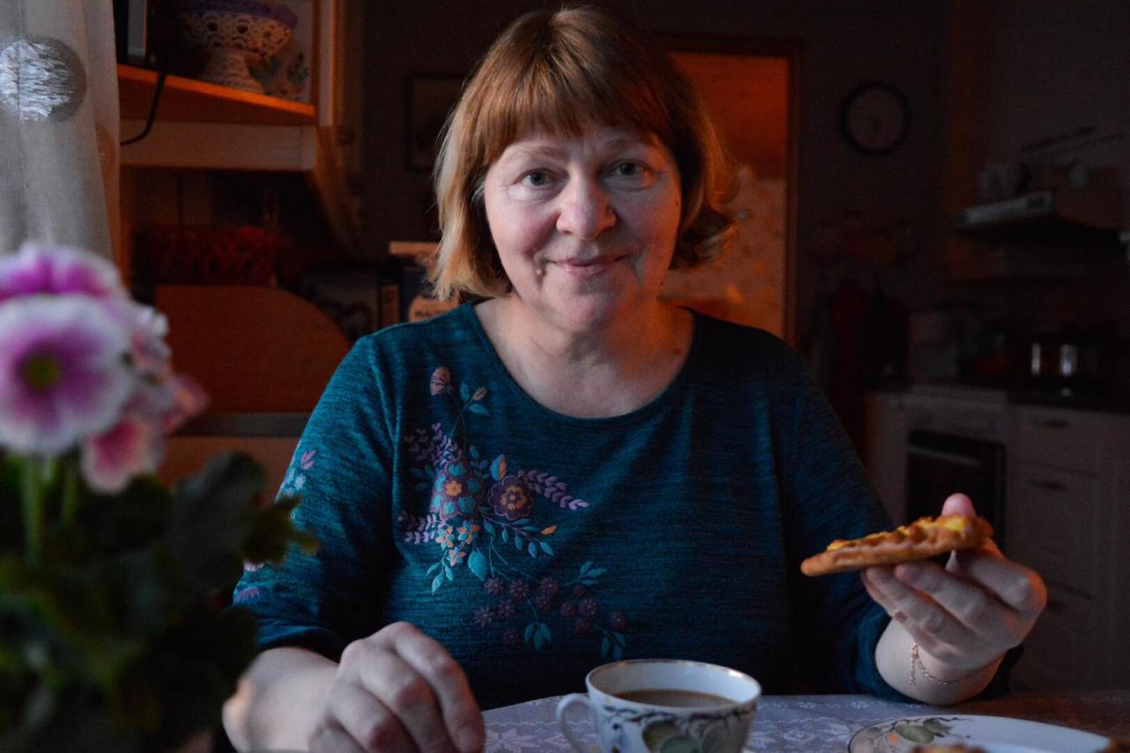 -Muistelen aina äitiäni, anoppiani ja mummoani karjalanpiirakoita leipoessani, kertoo Karjalasta kotoisin oleva Raisa Kudzhieva.