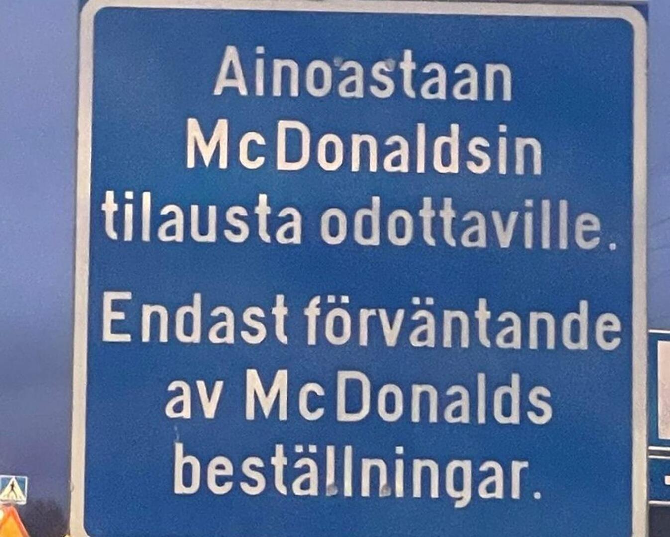 Kokkolan McDonaldsin kyltin ruotsinkielinen teksti kaipaa kielenhuoltoa.