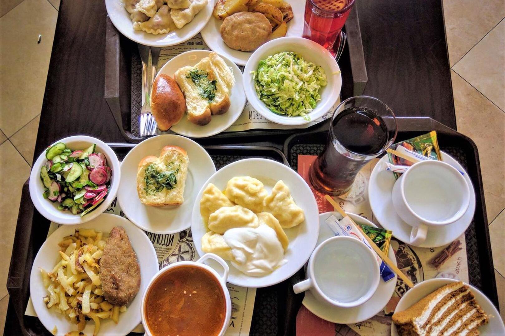 Kuvituskuvassa ukrainalaisia ruokalajeja kuvattuna ravintolassa länsiukrainalaisessa Lvivin kaupungissa. 