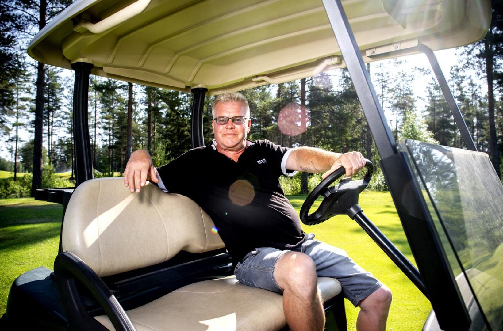 Kenttämestari Ari Korkiakangas on viihtynyt Kokkolan Golfilla jo 33 vuoden ajan. Hän nauttii kesän lämmöissä työskentelyssä ja jättää lomat talvelle.
