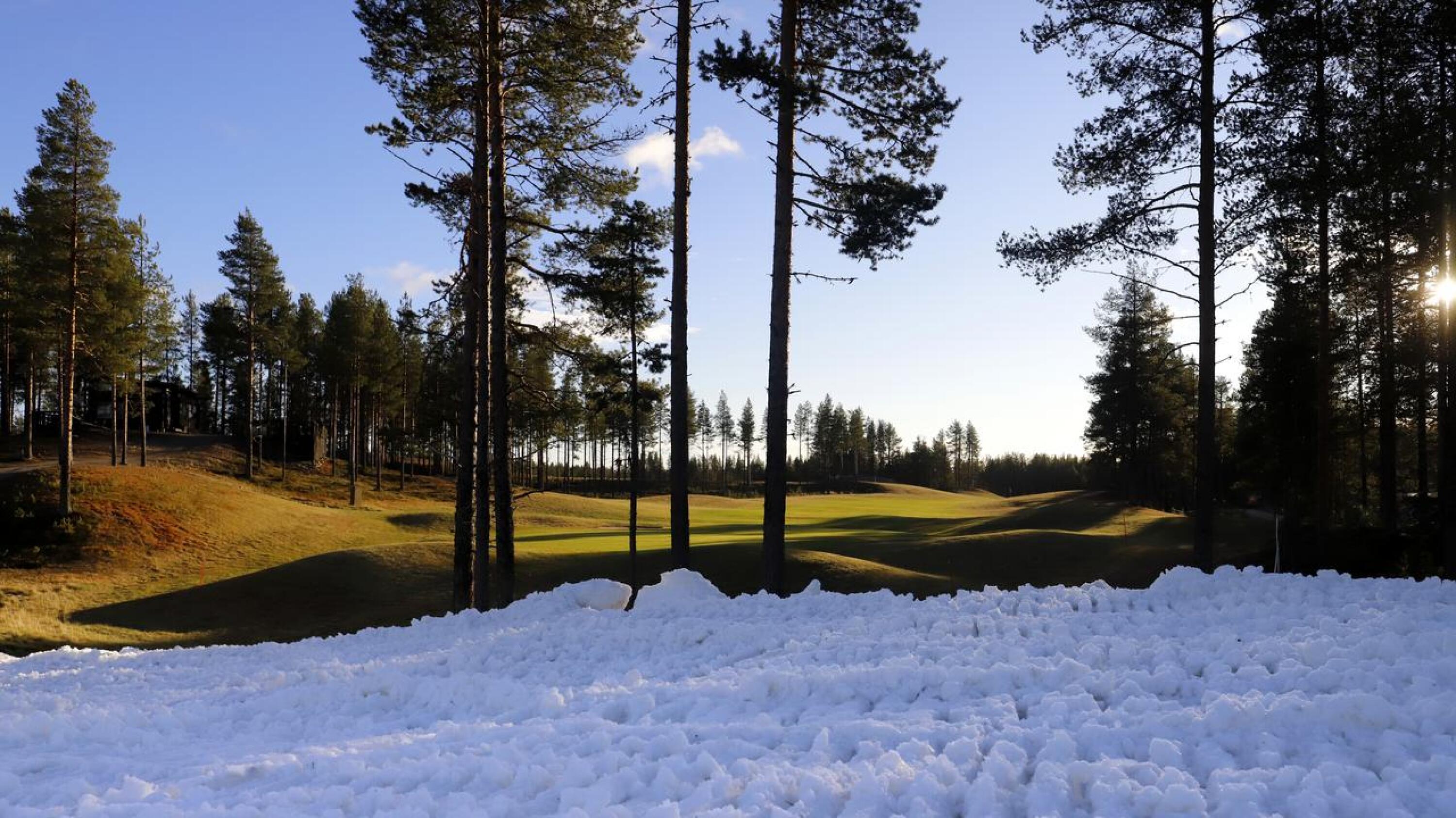Kuusamossa Petäjäkankaan ulkoilualueella voi perjantaina puolen päivän jälkeen valita maastohiihdon ja golfin väliltä.