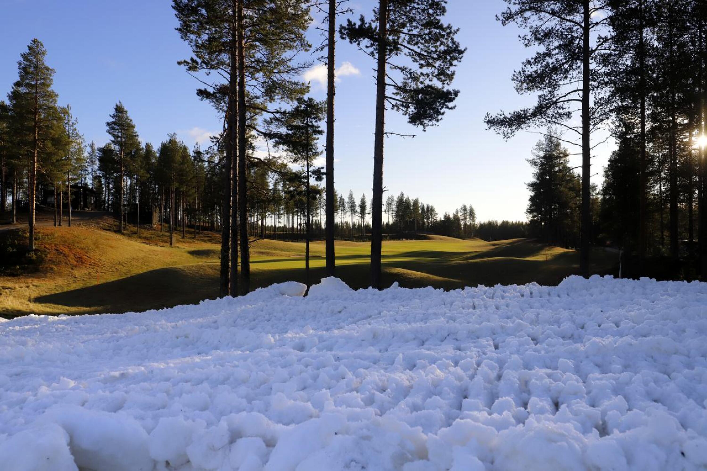 Kuusamossa Petäjäkankaan ulkoilualueella voi perjantaina puolen päivän jälkeen valita maastohiihdon ja golfin väliltä.