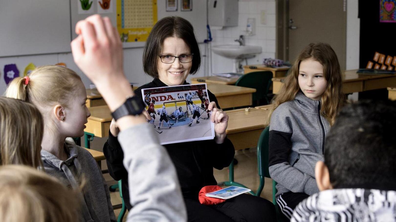 Ruotsin kieltä alettiin opettaa kerhomuodossa Itälän koulussa jo viime talvena opettaja Tiina Sundkvistin johdolla. Nyt ruotsi on valinnaisena kielenä jo ensimmäiseltä luokalta alkaen, ja enemmistö oppilaista on valinnut sen.