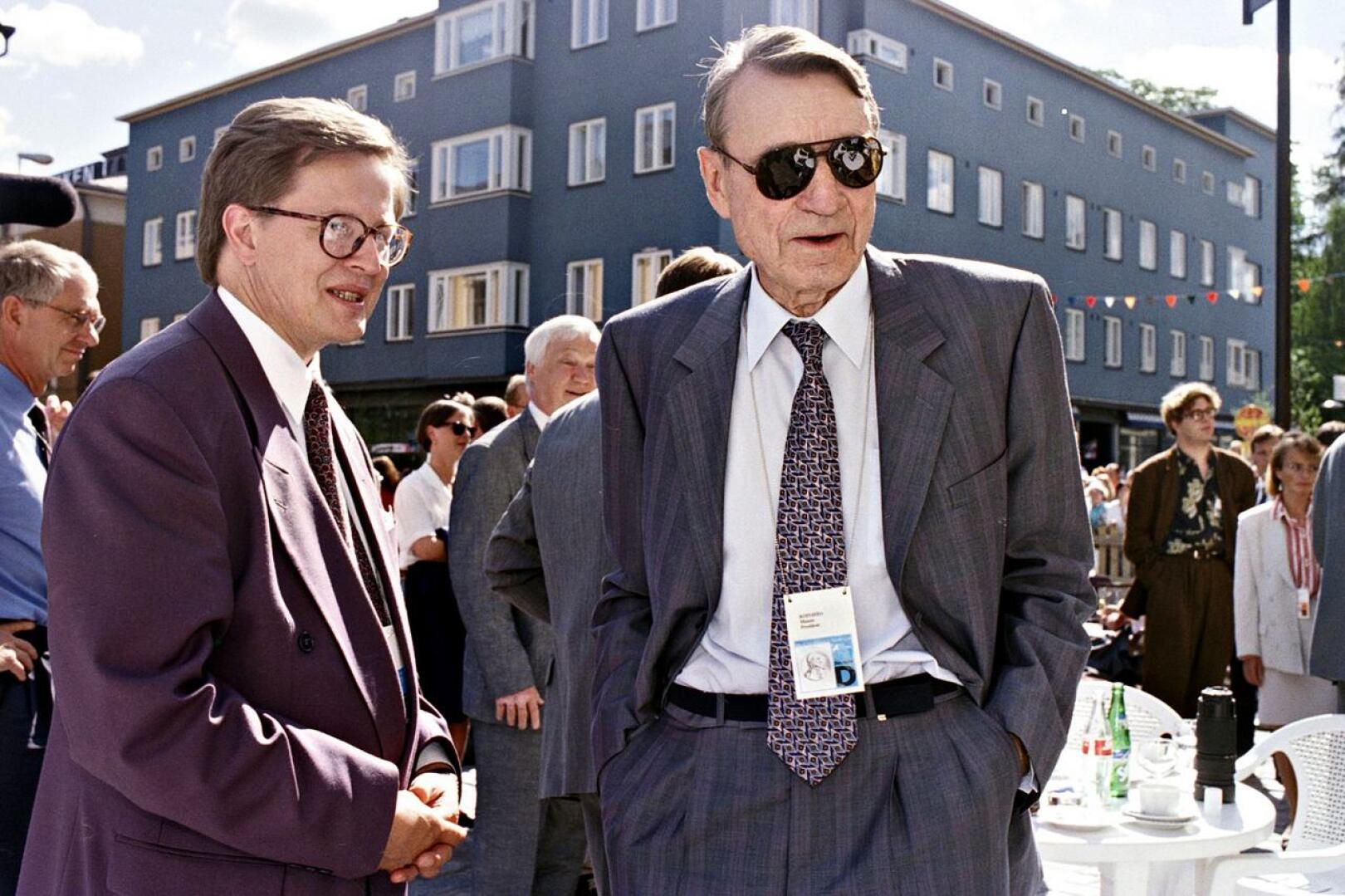 Heinäkuussa 1994 Antti Isotalus isännöi Kokkolassa pidettyä Chydenius-seminaaria, johon osallistui myös edelliskeväänä tasavallan presidentin tehtävät jättänyt Mauno Koivisto.