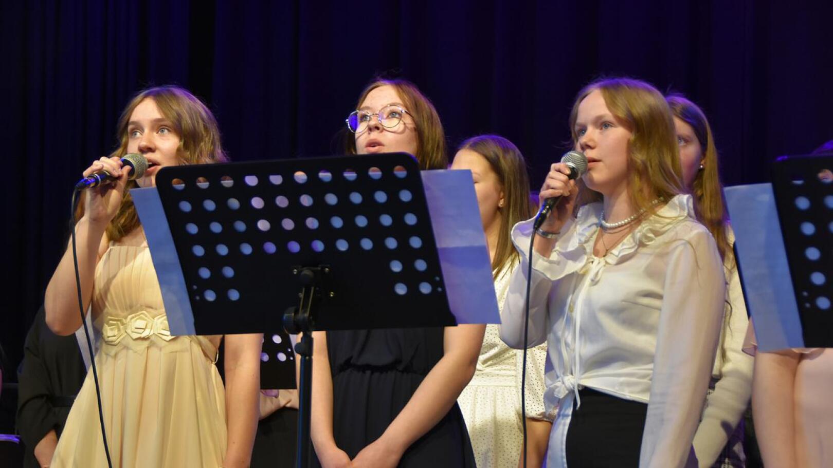 Haapaveden uuden koulun avajaisissa esitettiin musiikkia puheiden lomassa. Musiikista vastasivat lukion ja yläkoulun oppilaat. Kuvassa Hilda Karsikas, Jonna Hänninen ja Aliisa Mehtälä.