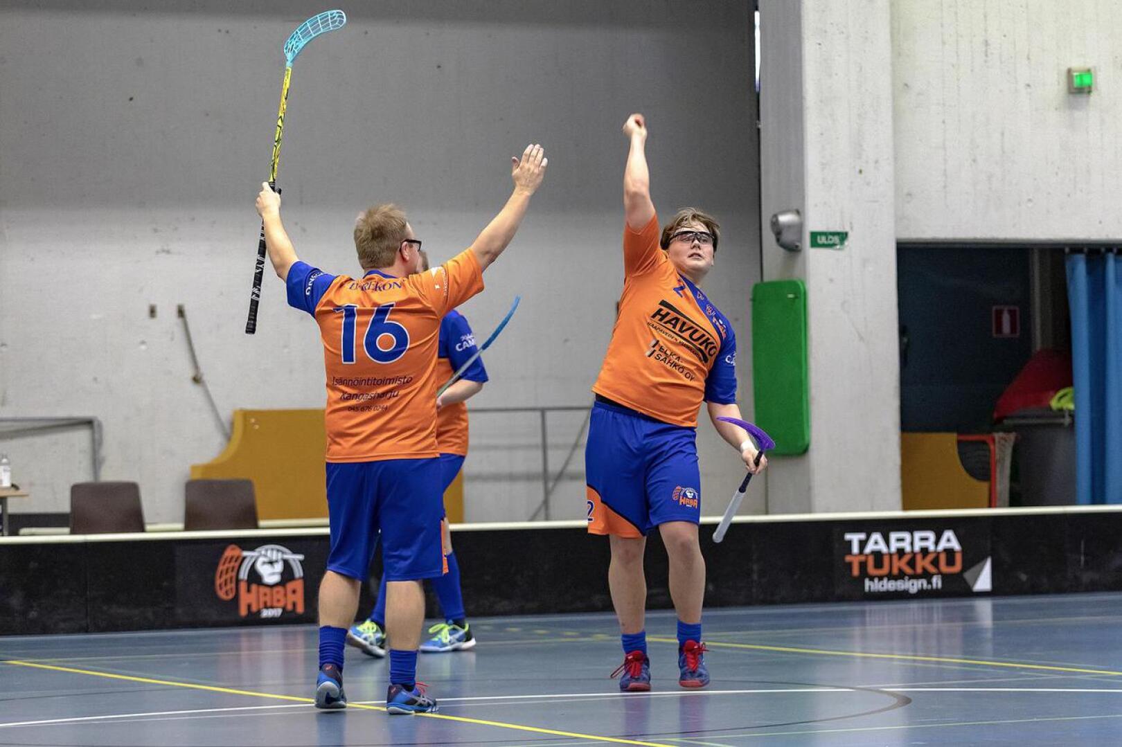 Miesten runkosarjan viimeisessä ottelussa yhden ratkaisevimmista maaleista iski Aappo Savikoski (oikealla). Ensimmäisenä onnittelemassa Tapio Keltti.