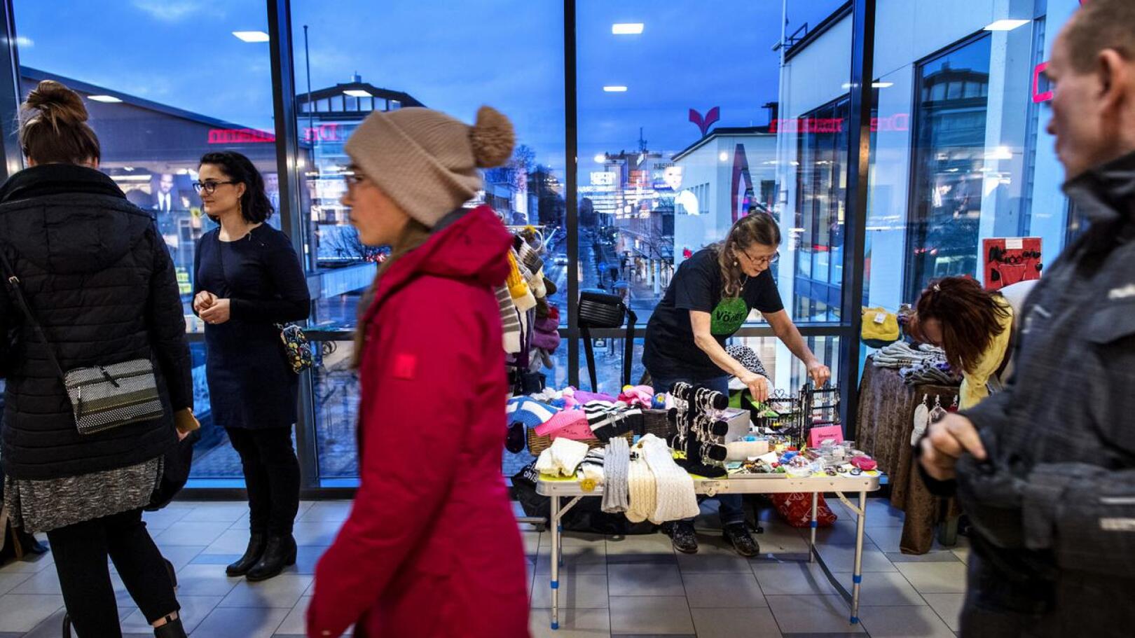 Kokkolalainen Helena Kuorikoski myi omatekemiään sekä tyttärensä tekemiä käsityötuotteita. 