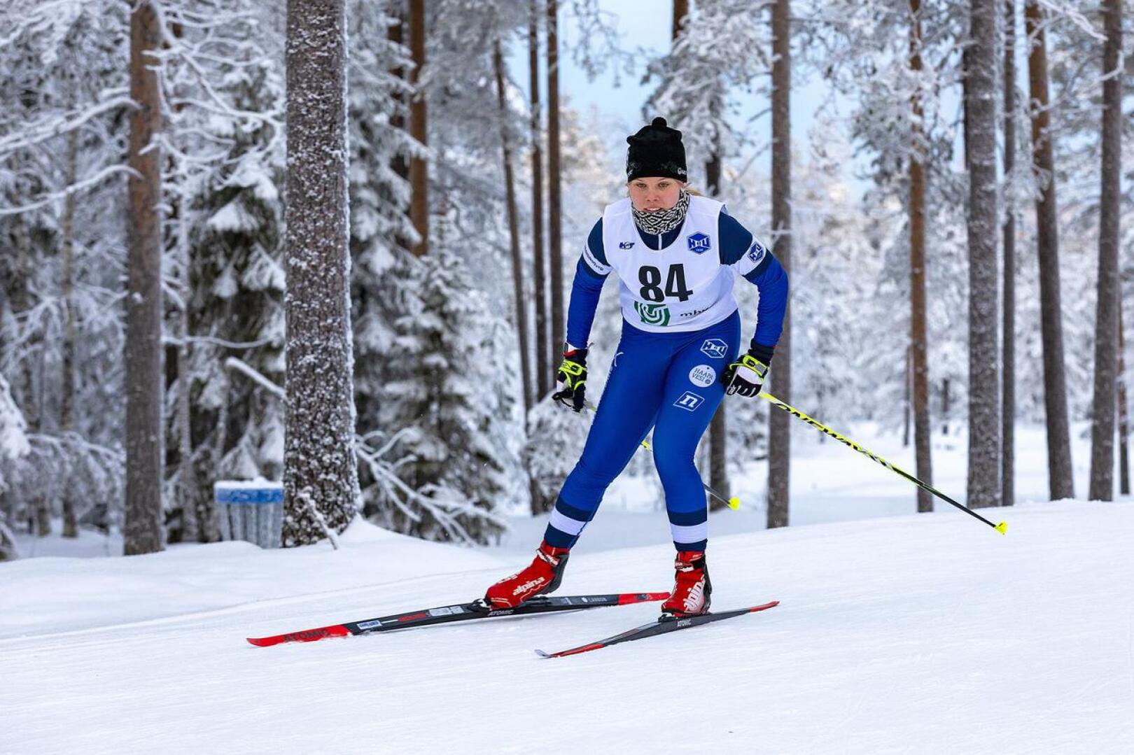 Viivi Jylänkiä jäi harmittamaan ensimmäisissä SM-hiihdoissa, ettei rohjennut lähteä heti startista rohkeammin liikkeelle. Arkistokuva.