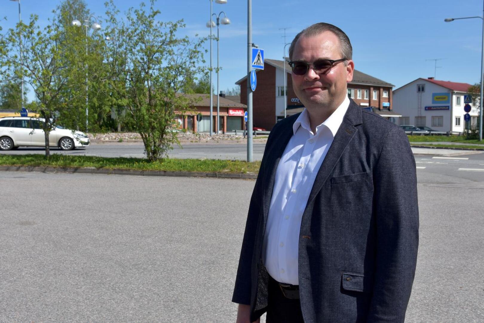 Jussi Niinistö kävi kesäkuun alussa Kannuksessa luottamushenkilöiden haastateltavana kaupunginjohtajan viranhakuun liittyen. 