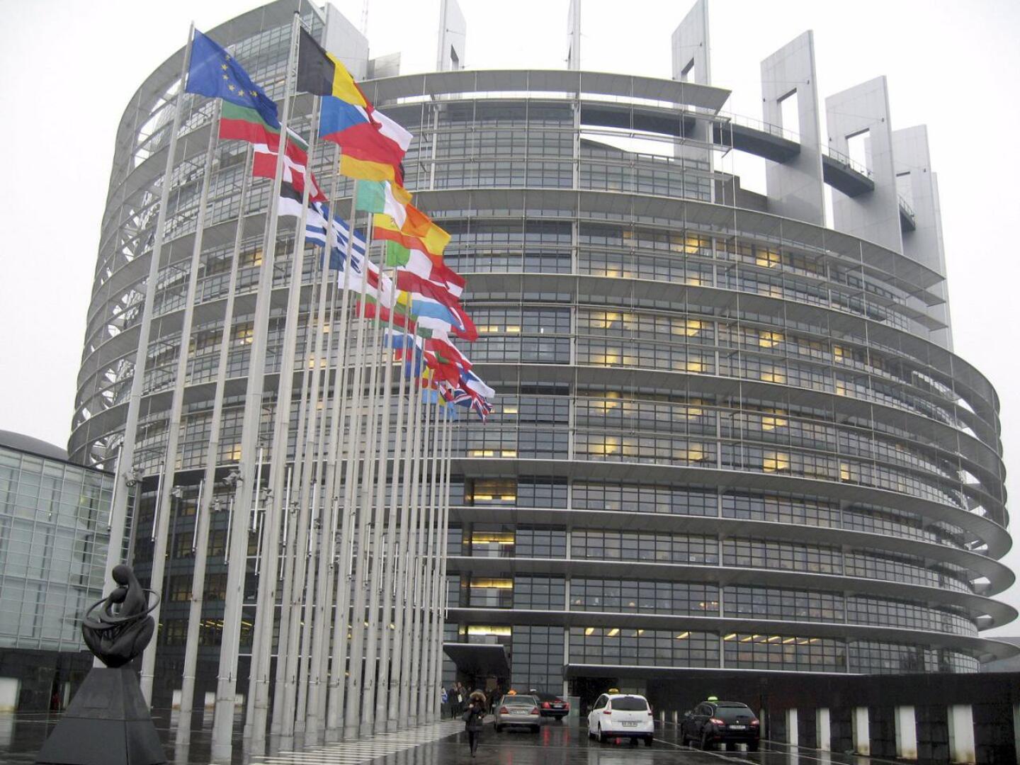 Kirjoittaja muistuttaa, että EU:n budjetti ja koronapaketti käsitelään vielä Euroopan parlamentissa. Kuvassa parlamentin talo Strasbourgissa Ranskassa.