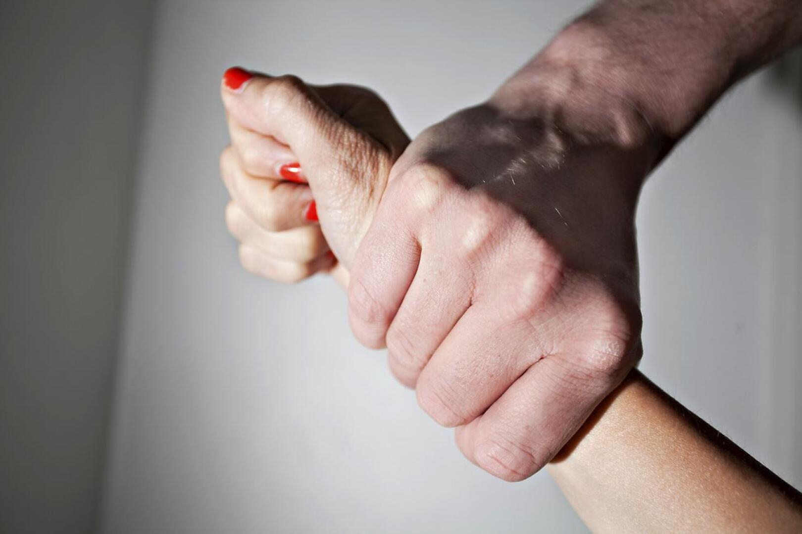 Parisuhdeväkivallasta puhutaan, kun nykyinen tai entinen puoliso tai seurustelukumppani harjoittaa tai uhkaa fyysisellä, henkisellä tai seksuaalisella väkivallalla.