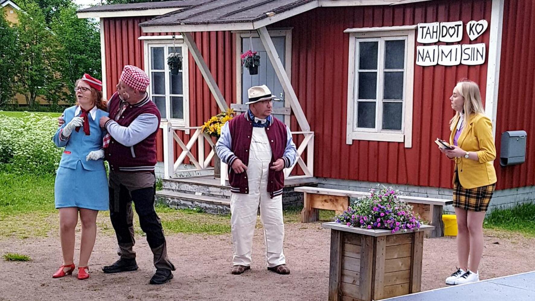 Kesäinen häätapahtuma saa yllättävän käänteen, kun hääpari puuttuu. Ohjaaja Matti Juntunen on pyrkinyt luomaan näyttämölle monipuolisia hahmoja.