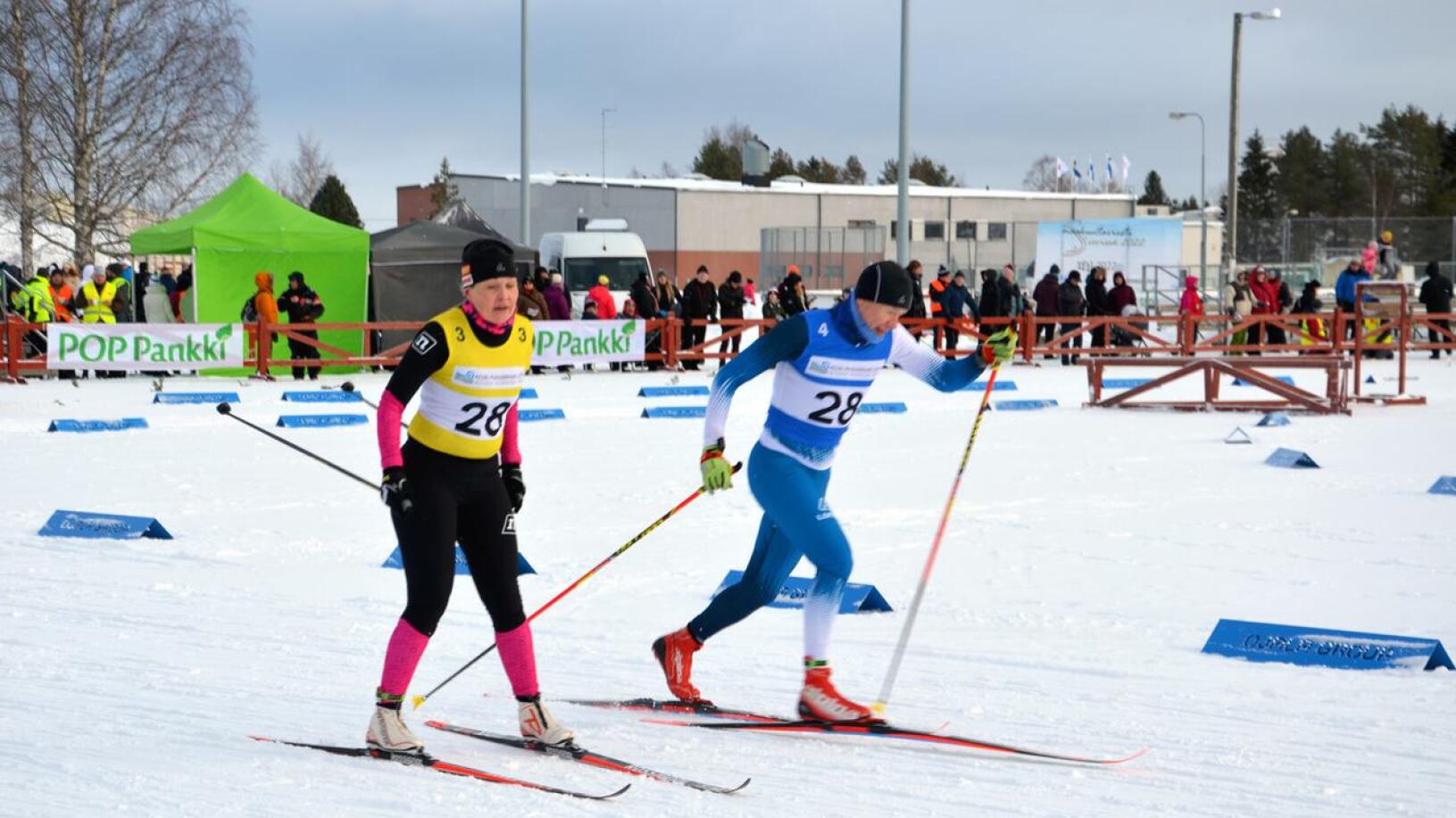 HU:n Elina Mäkitalo (vasemmalla) hiihti kultaa Haapajärvellä. Kuva viime vuoden Sievin maakuntaviestistä.