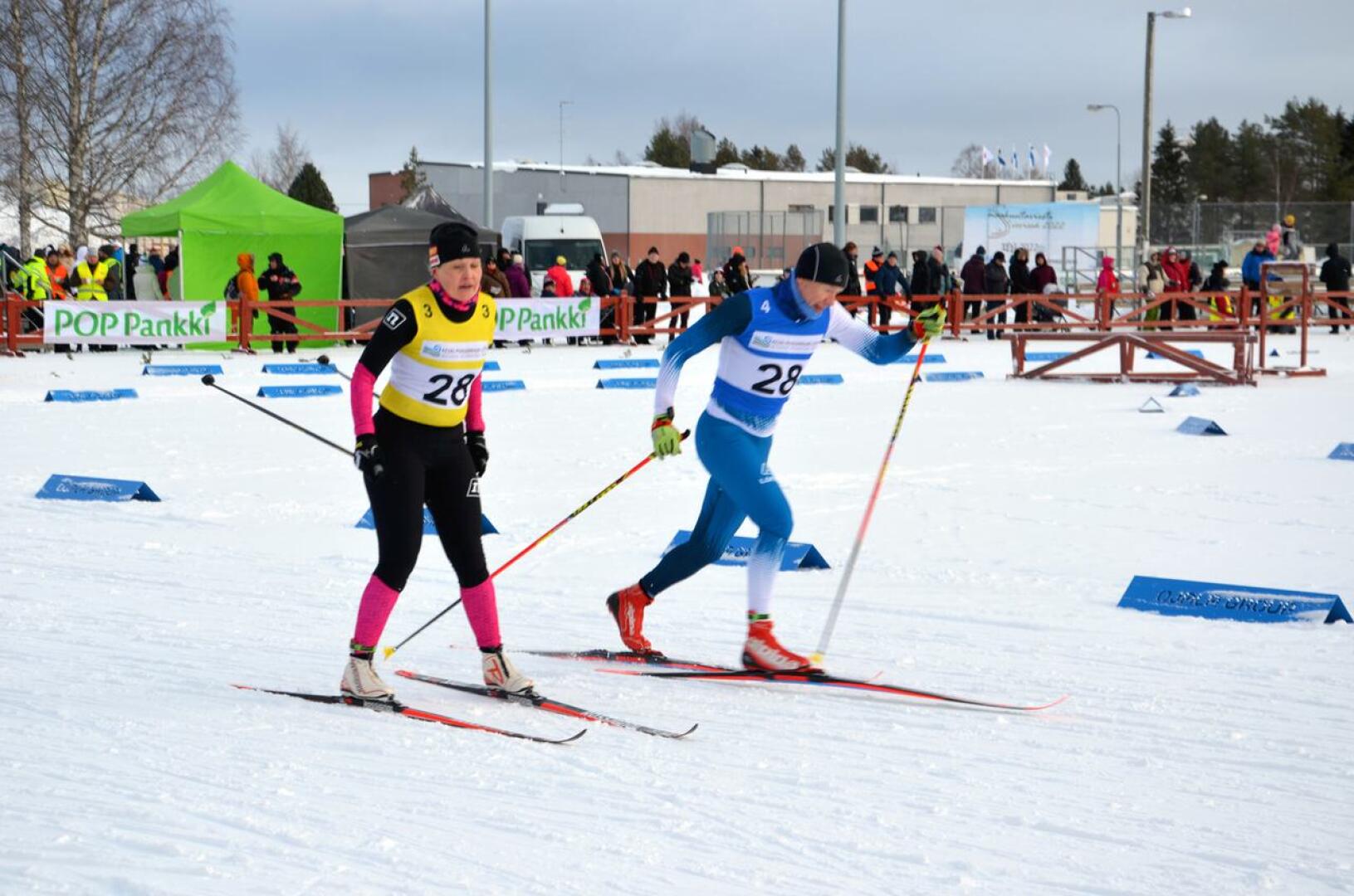 HU:n Elina Mäkitalo (vasemmalla) hiihti kultaa Haapajärvellä. Kuva viime vuoden Sievin maakuntaviestistä.
