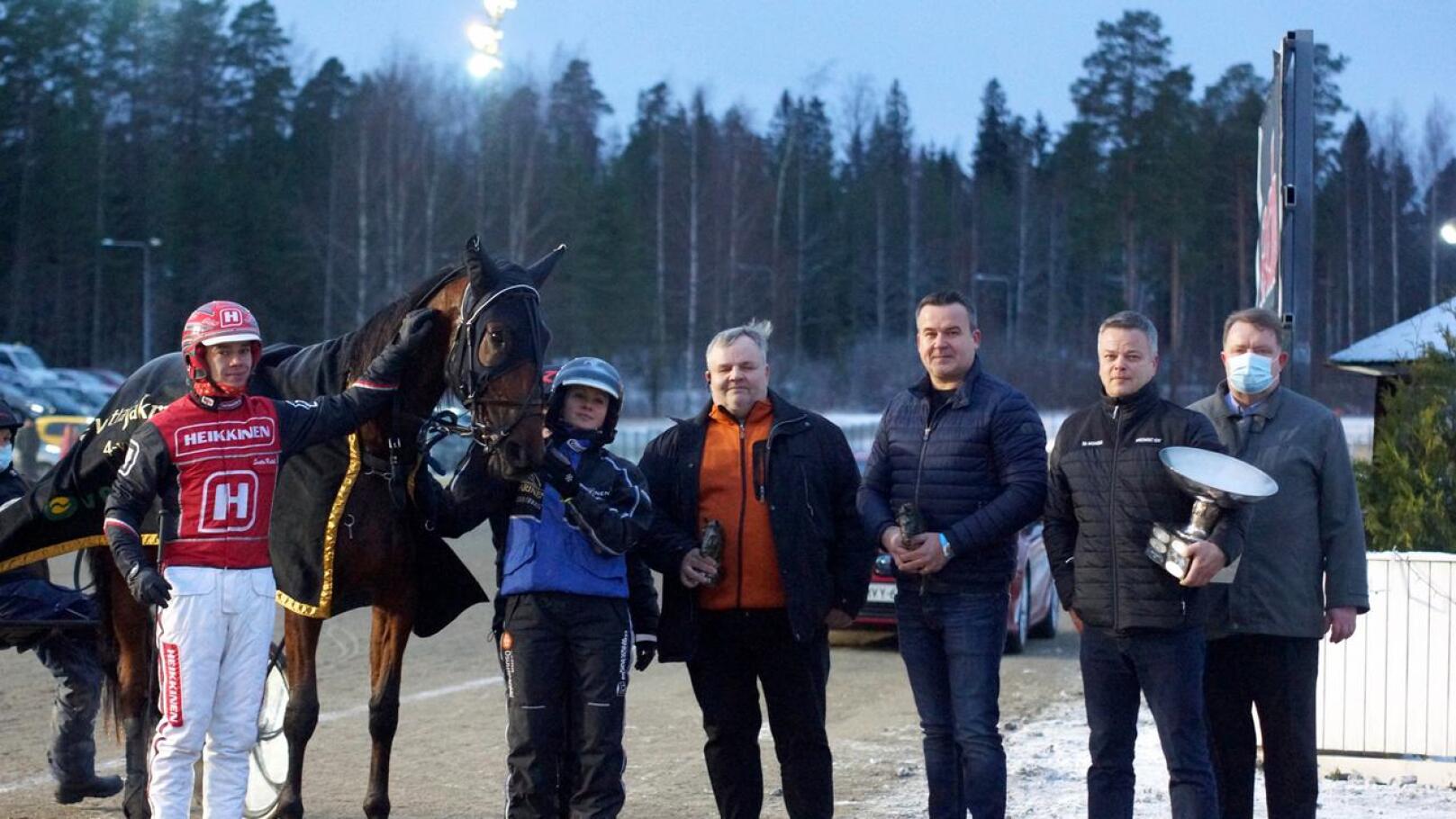 Moonlight Velvetin arvokasta voittoa olivat vuonna 2020 juhlimassa ohjastaja Santtu Raitala, valmentaja-osaomistaja Eija Sorvisto, kasvattaja Jorma Heinonen, omistajiin kuuluvat Janne Salmela ja Mika Pajukoski sekä kilpailun sponsoreihin kuuluva Heikki Kankainen.