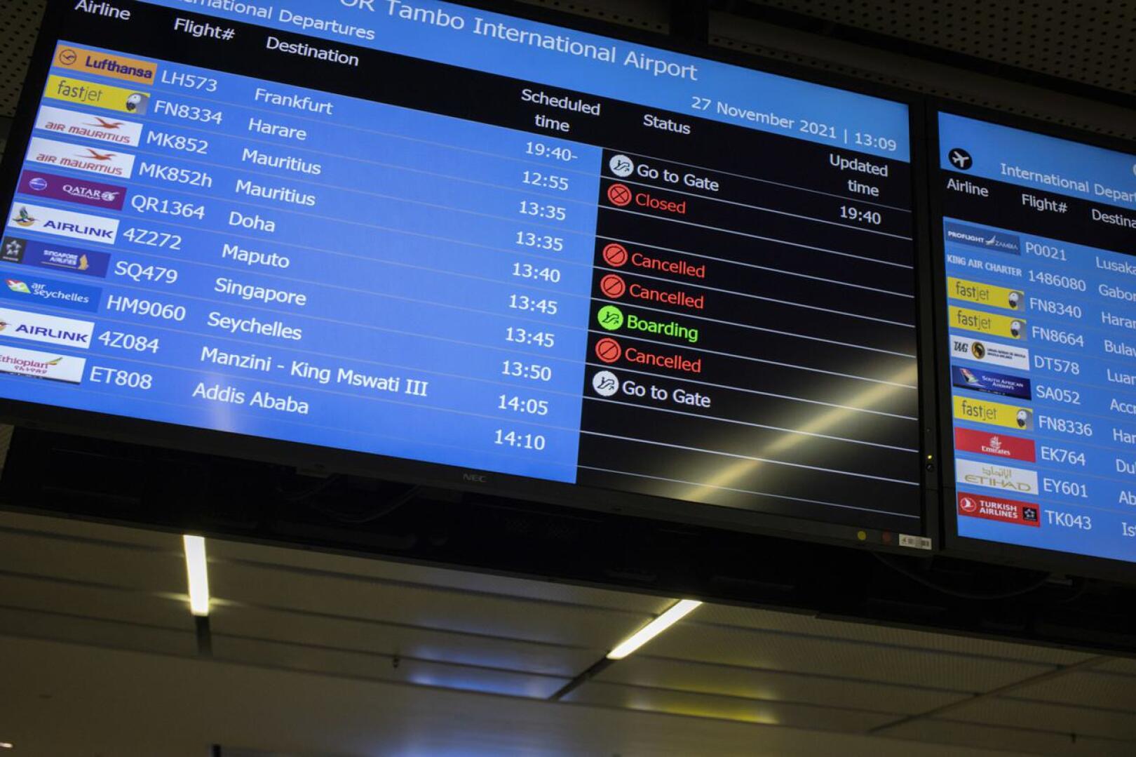 Uuden koronavirusvariantin riskimaista saapuvia matkustajia määrätään pakolliseen terveystarkastukseen Suomessa. Kuvassa  lennoista kertovia tauluja O.R. Tambon kansainväliseltä lentokentältä Johannesburgista Etelä-Afrikasta. 