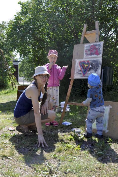Yhdessä. Maria Markkio sekä hänen lapsensa Lempi ja Elo Järvelä maalaamssa Topiantalolla valtakunnallisena kuvataiteenpäivänä. 