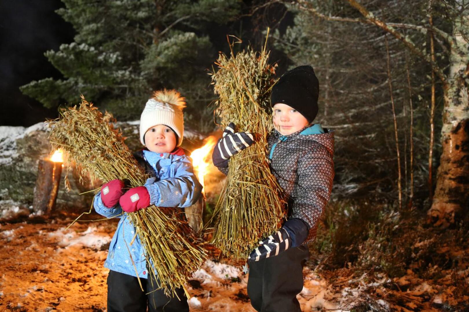 Wida ja Wilner Pulkkinen kantoivat erävalakioilla ja joulurauhan julistamisessa lyhteet tarjolle metsän eläimille. 