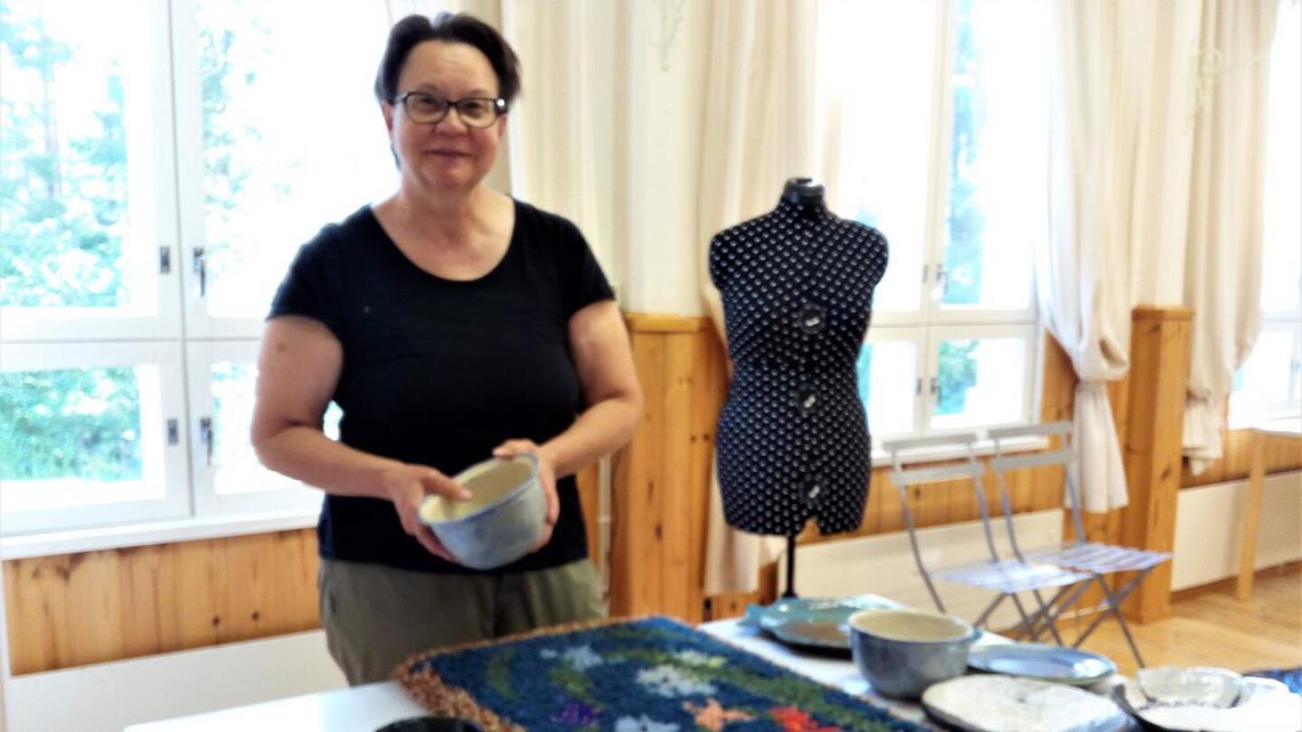Eeva-Liisa Jylhällä on käytössä äidin tekemiä saviastioita. Ryijyjä ja muita kudonnaisia on paljon. Niitä ovat saaneet lahjaksi muun muassa kummilapset.