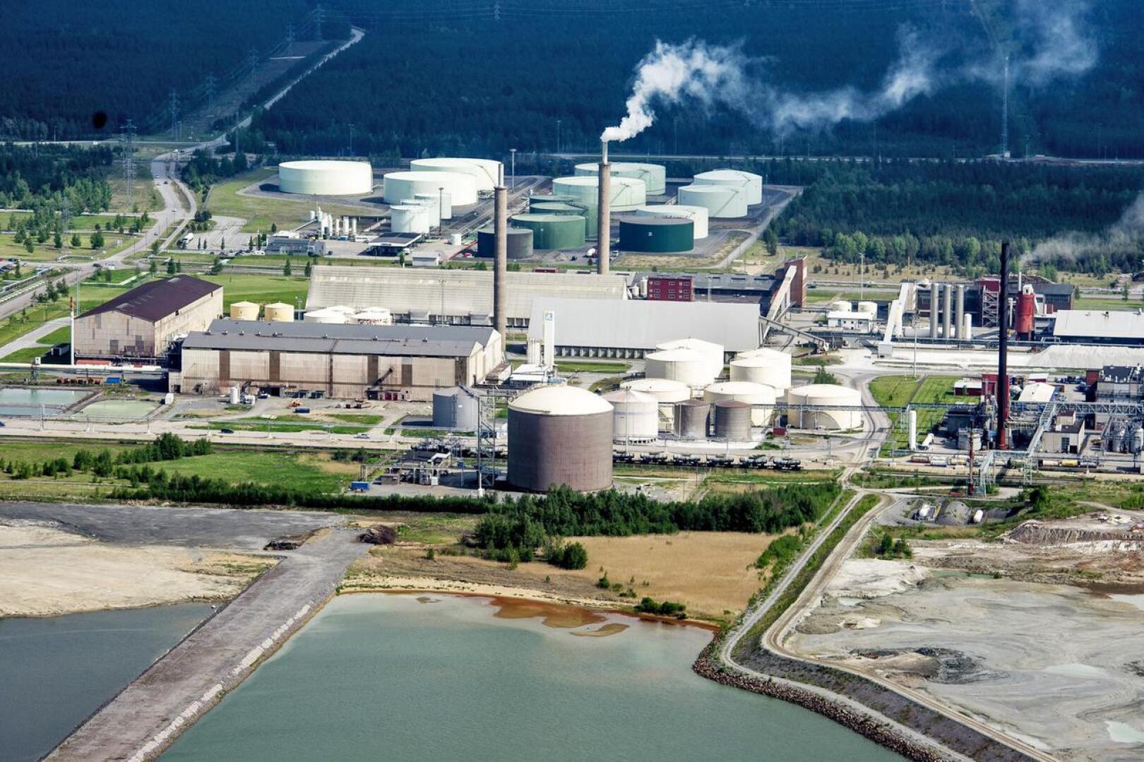 Näkymä Kokkolan suurteollisuusalueelle kesäkuussa 2014. Freeport Cobalt ja Boliden Kokkola kuuluvat Keski-Pohjanmaan merkittävimpiin yhteisöverojen maksajiin.