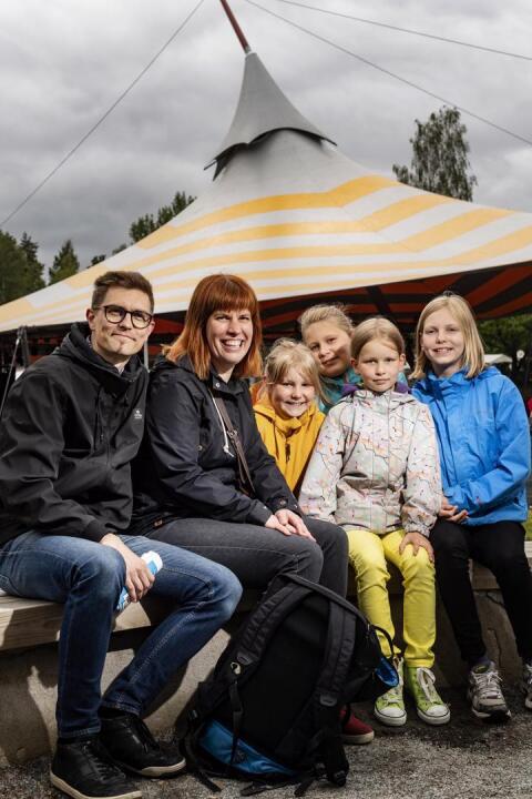 Veli-Matti ja Sanna Salminen ovat lastensa Immi ja Aivi Salmisen kanssa Kaustisella seitsemättä kertaa. Ensimmäistä kertaa mukaan on houkuteltu keskellä kurkistavat näppärit Auri Hannus ja Vilja Hannus.