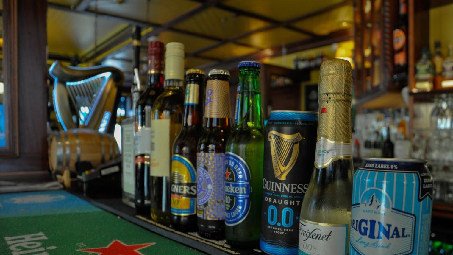 Alkoholittomien juomien valikoimaa Hiekkasärkkien irkkubaari Sandy Keltissä. Alkoholittomia juomia kuluu yhä enemmän ja niiden valikoima ja saatavuus on kasvanut huomattavasti.