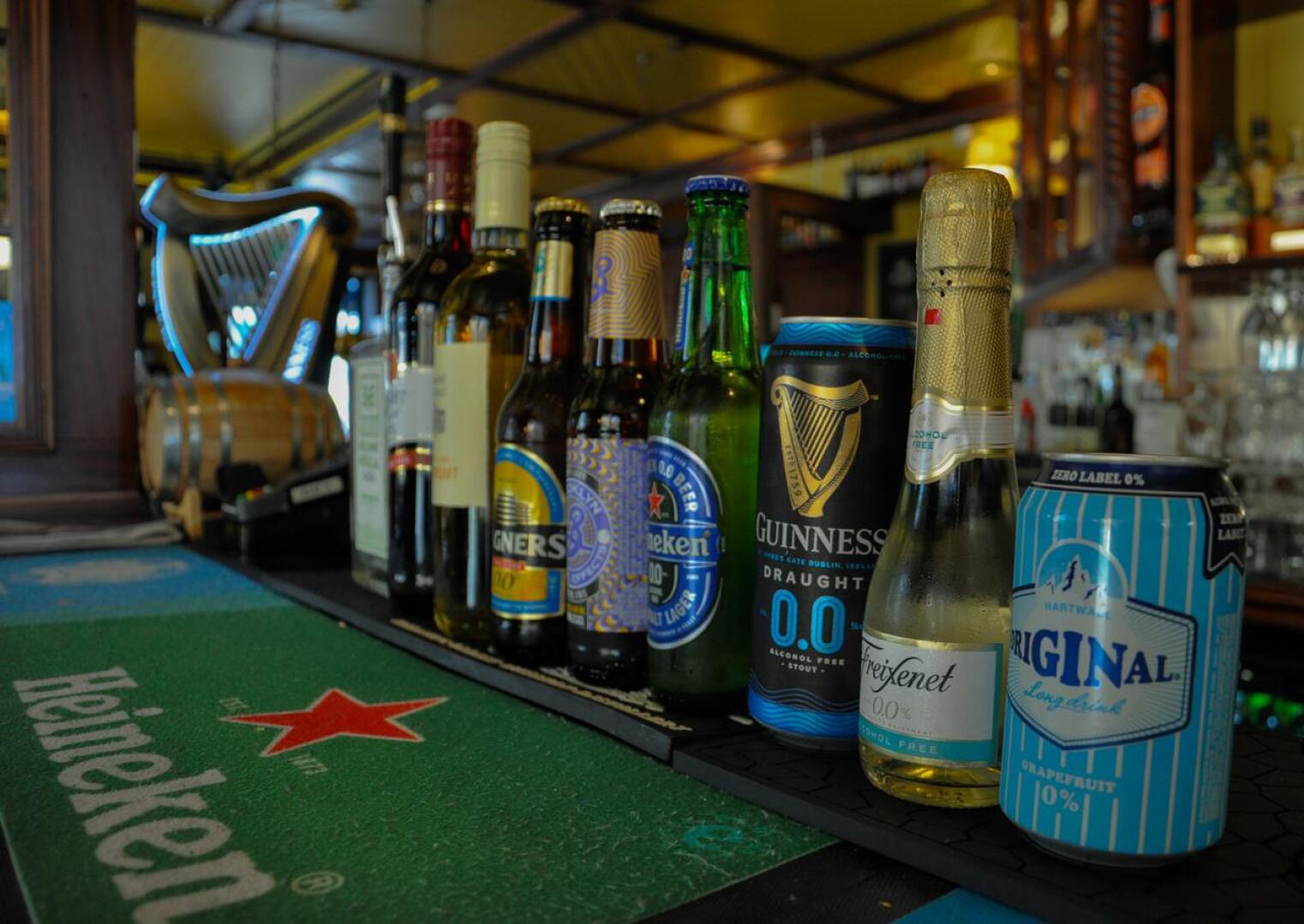 Alkoholittomien juomien valikoimaa Hiekkasärkkien irkkubaari Sandy Keltissä. Alkoholittomia juomia kuluu yhä enemmän ja niiden valikoima ja saatavuus on kasvanut huomattavasti.