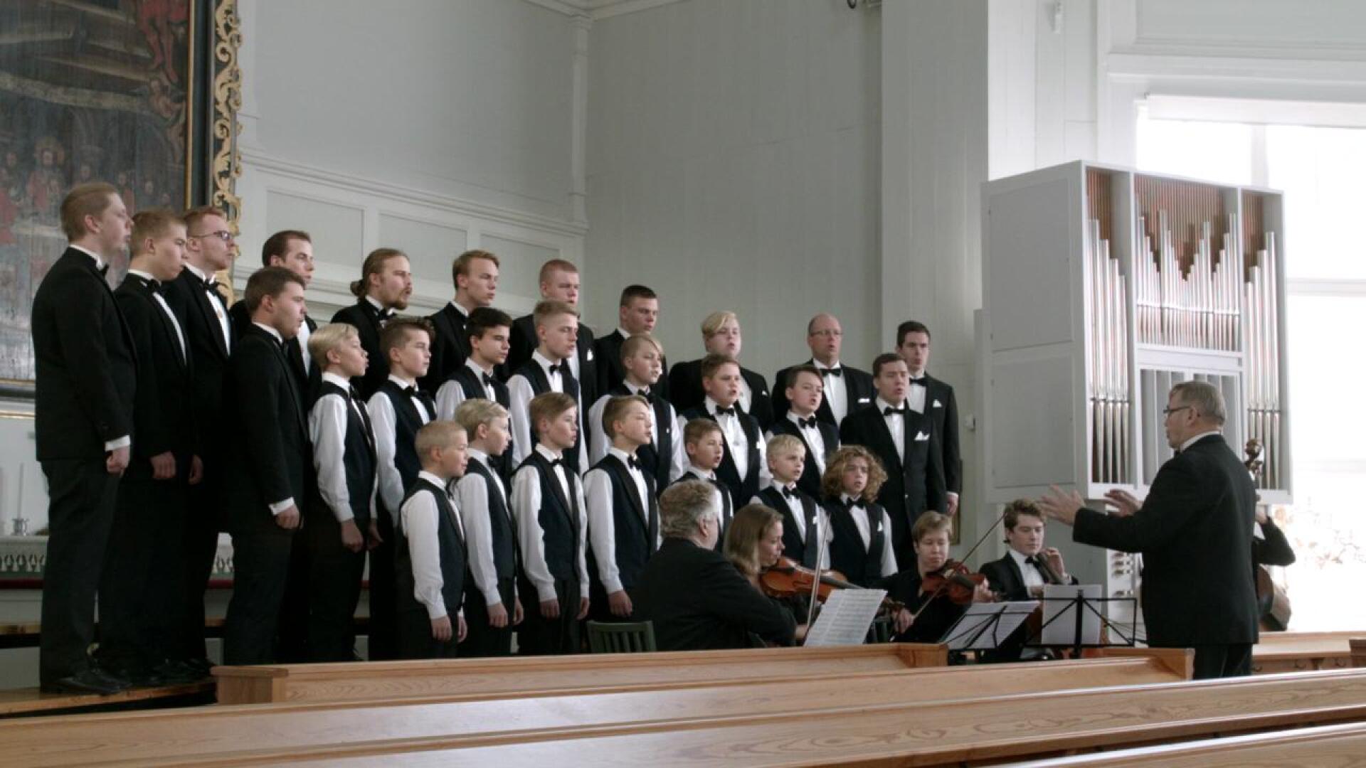 Laulu Suomen soi Vetelin kirkossa. 