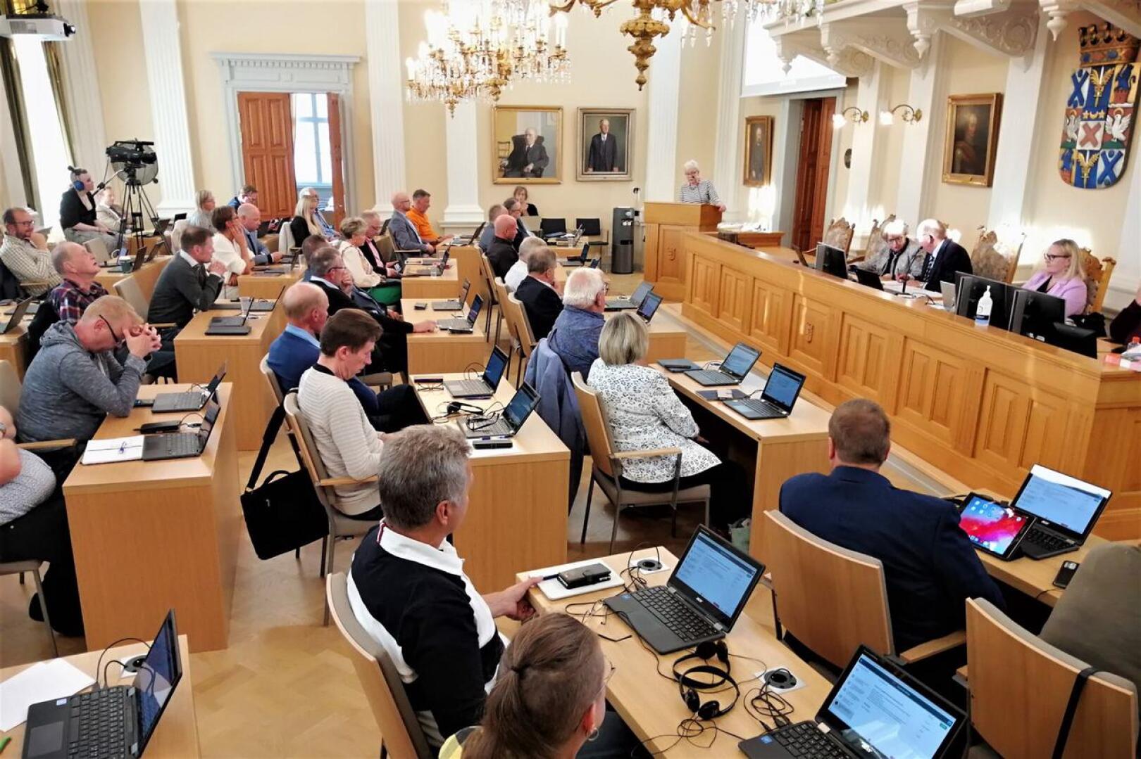 Pietarsaaren valtuusto istui maanantaina tasan tunnin. Puhujapöntössä Helinä Sipinen (Pro Pietarsaari). 