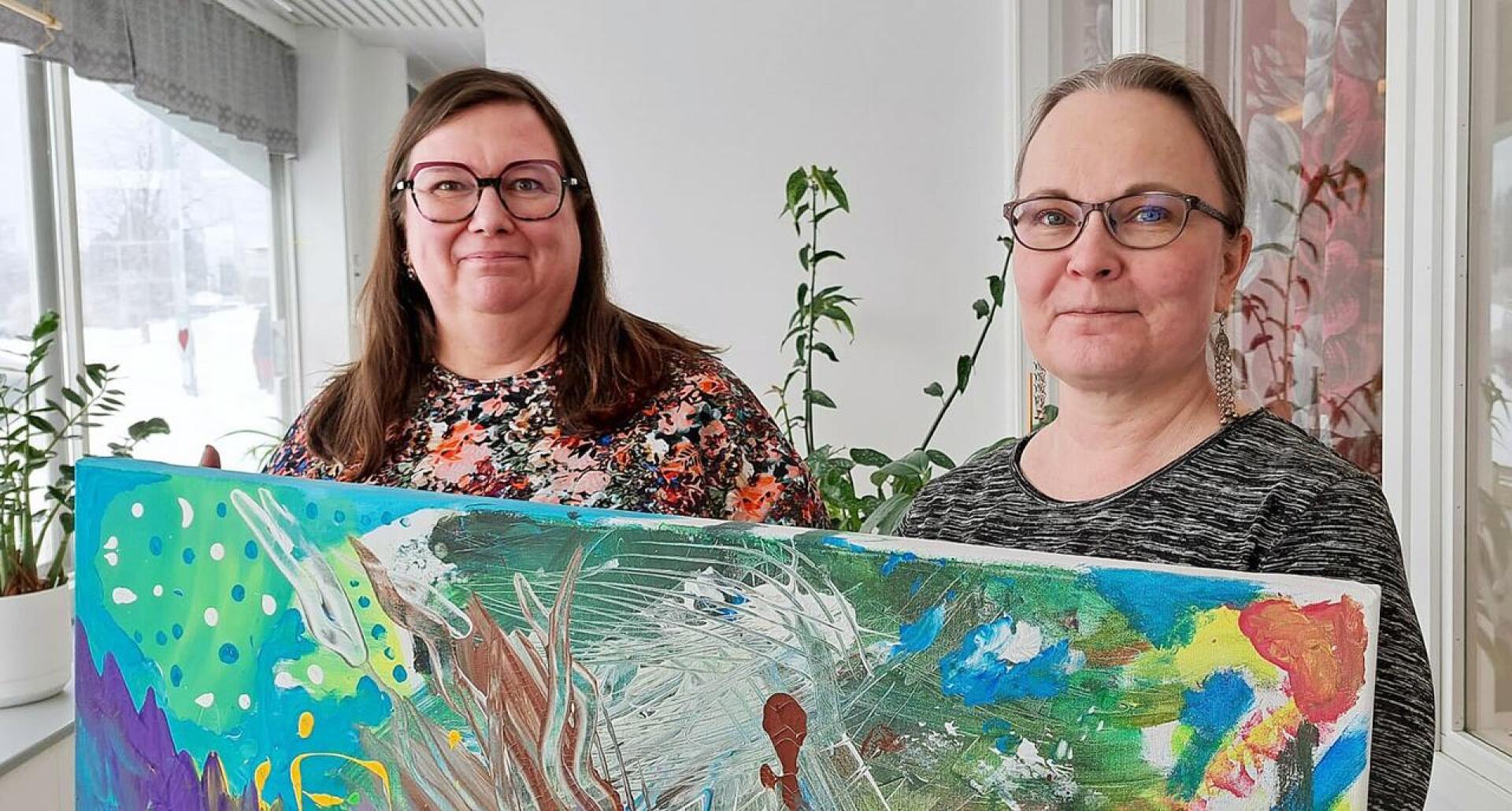 Lehtorit Sanna Kallio ja Sonja Kukkola ovat vastuussa Kirjavat Kirjamessujen järjestämisestä Haapaveden Opistolla aprillipäivänä. Mukana on toki myös muu henkilökunta ja opiskelijoita.