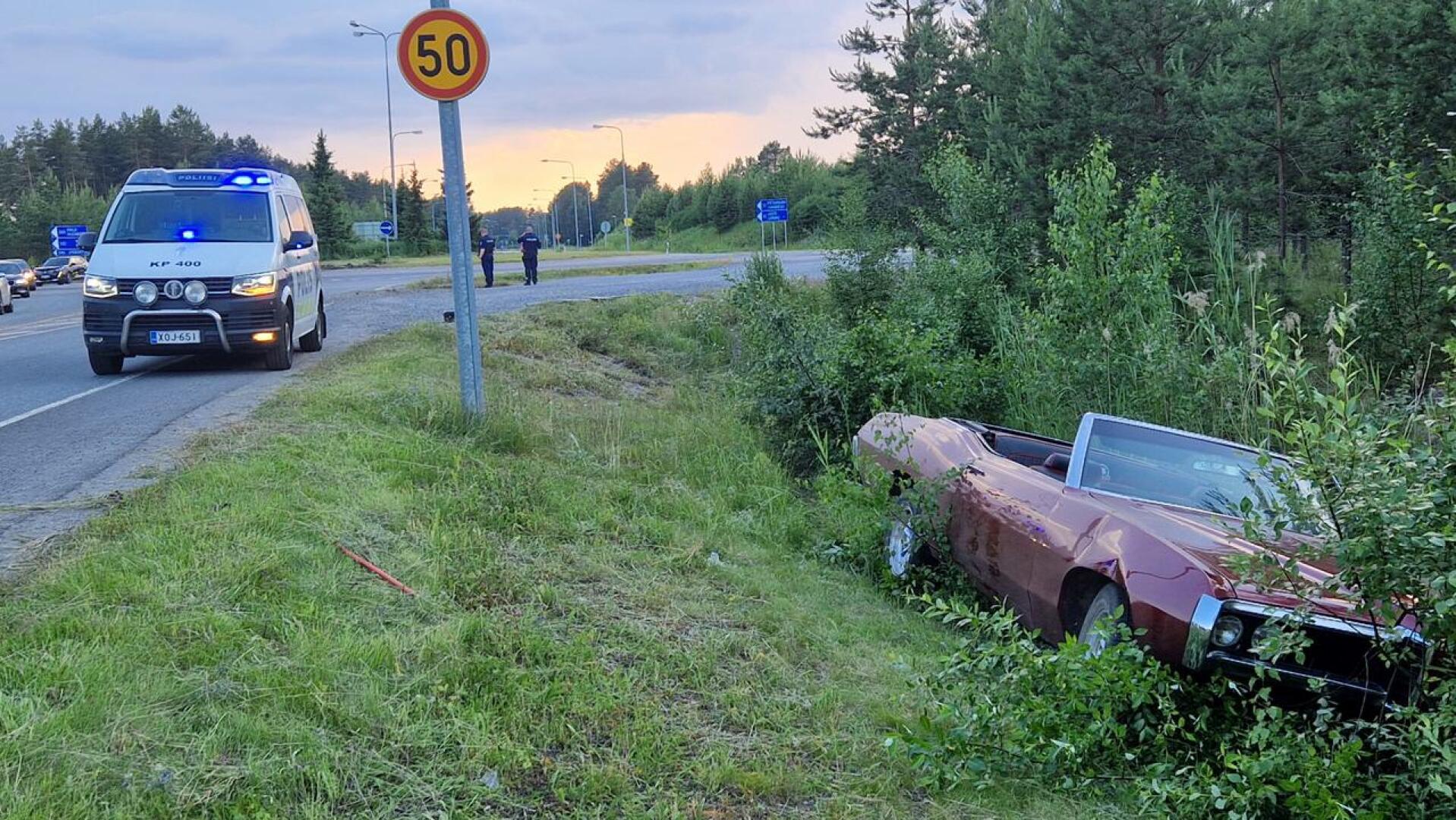 Auto ojassa Pohjoisväylän ja Satamatien risteyksessä.