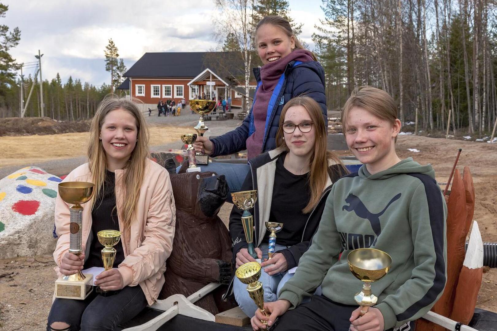  HaU-hiihtojaosto palkitsi Sarjis-hiihtojen lisäksi Aino Jylängin, Viivi Jylängin, Riina Taskilan ja Ville Niemisen pienillä stipendeillä.
