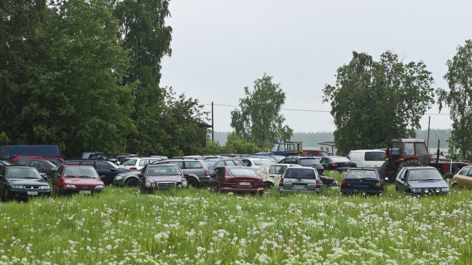 Alueella on arvioitu olleen pari sataa romuautoa. Nyt alue näyttää Ruuskankyläntieltä tältä. Autoja näkyy huomattavasti lisää Kajaanintien puolelta.