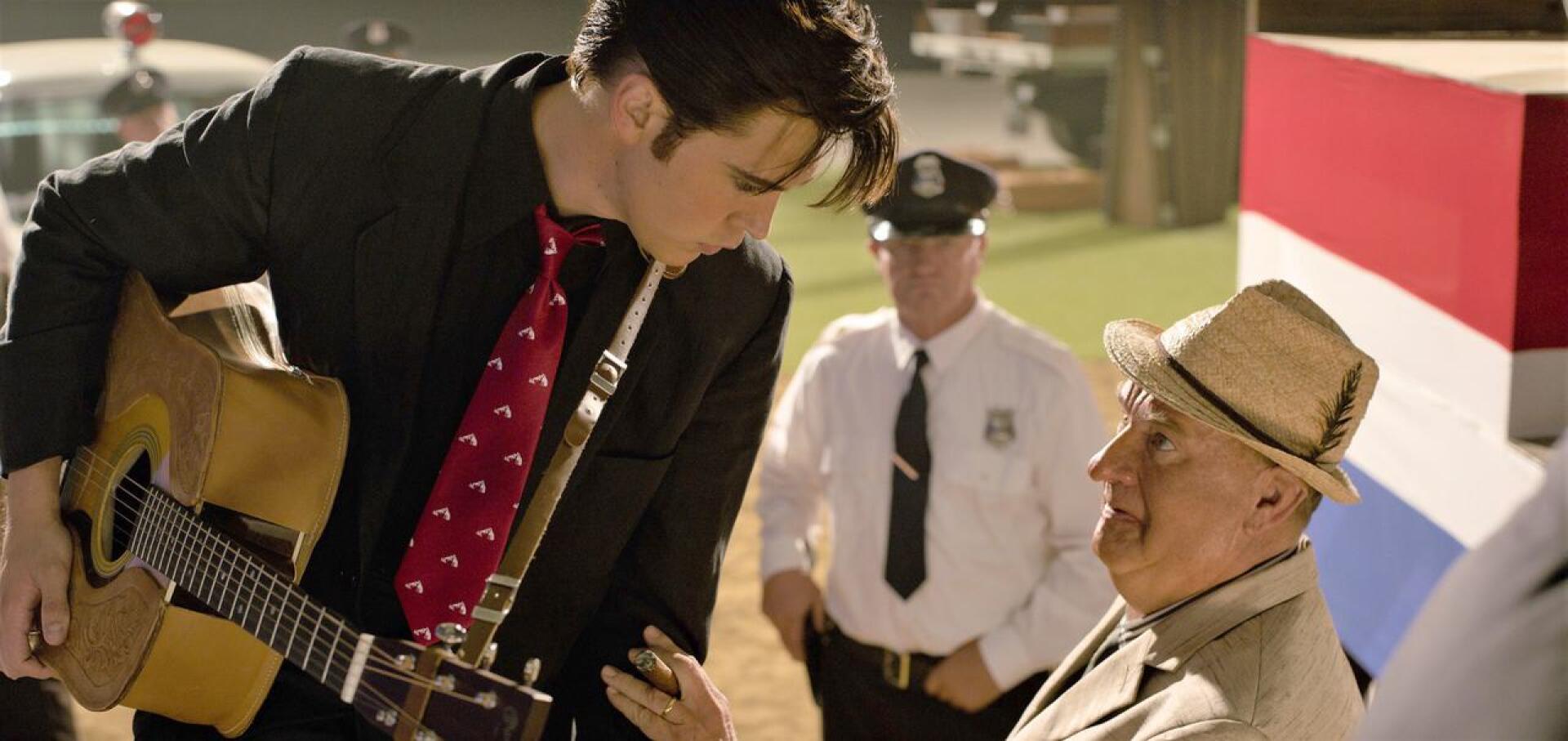 Austin Butler esittää Elvistä sydänverellään, Tom Hanks eversti Parkeria karikatyyrinä. 
