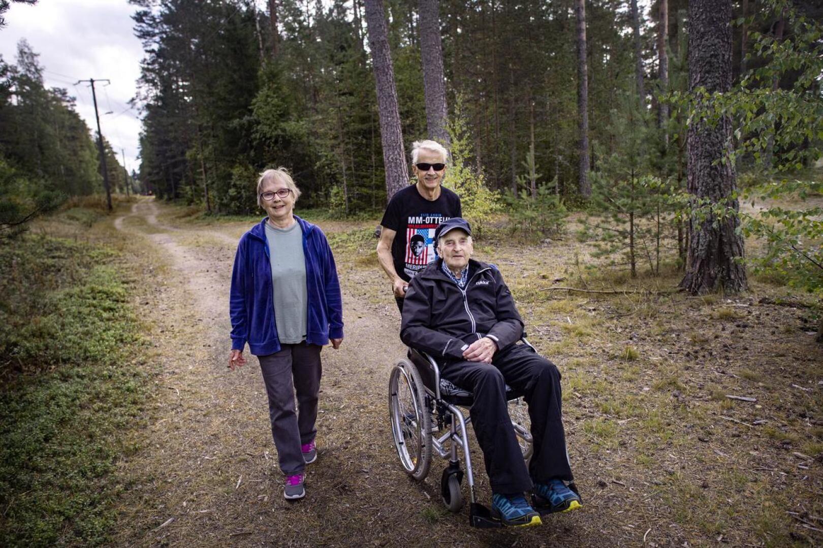 Marita ja Voitto Jänkä sekä Markku Mäki-Asiala osallistuivat liikuntapäivään Santahaassa. 