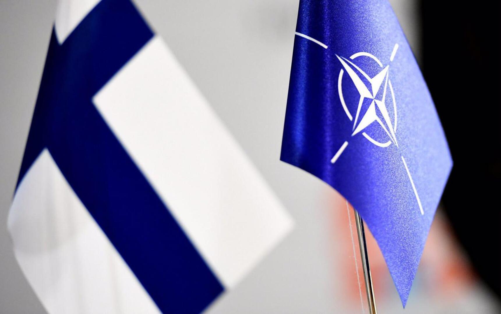 Suomi linjaa turvallisuuspolitiikkaansa tulevalla viikolla. Kuvassa Suomen ja Naton liput.